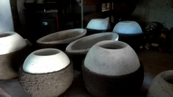 zweifärbige Betonschalen und Vasen bei der Trocknung
